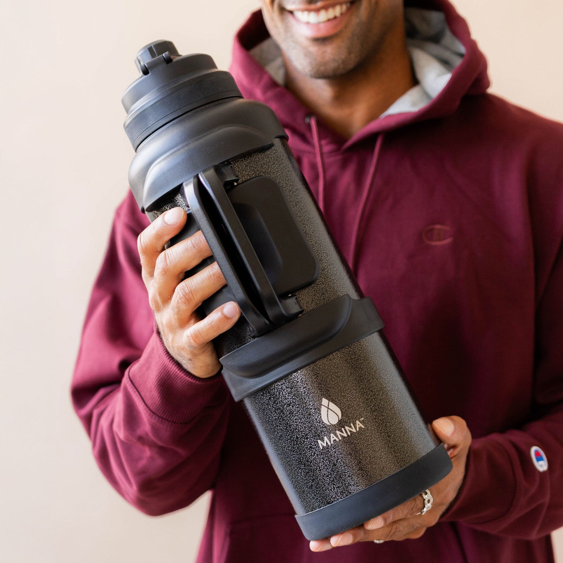 4l-titan-bottle-135-oz-g9 5Manna_Website_Lifestyles-29.jpg